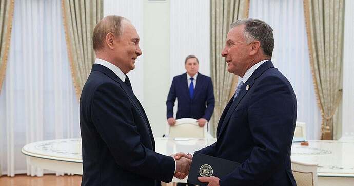 Putin needles U.S. by giving Trump envoy an award meant for CIA official whose son died fighting for Russia - CBS News