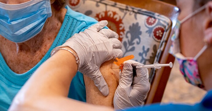 For some, Medicare isn't covering the updated Covid vaccine yet - NBC News